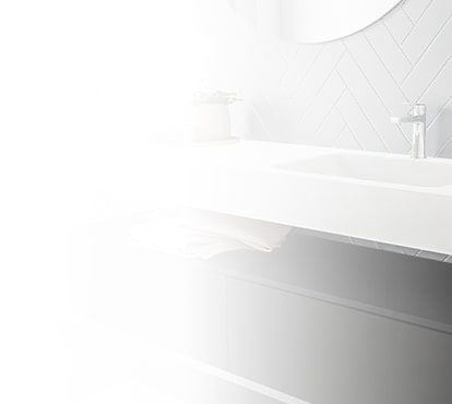 Interior de baño moderno y luminoso. Parte de la habitación con un lavabo  blanco con grifo de agua, estante, ducha y un espejo redondo en la pared  blanco-negro Fotografía de stock 