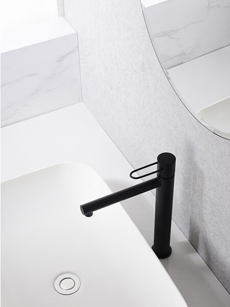 Grifo monomando para lavabo de caño alto con un diseño moderno de acabado  negro mate Ural Imex