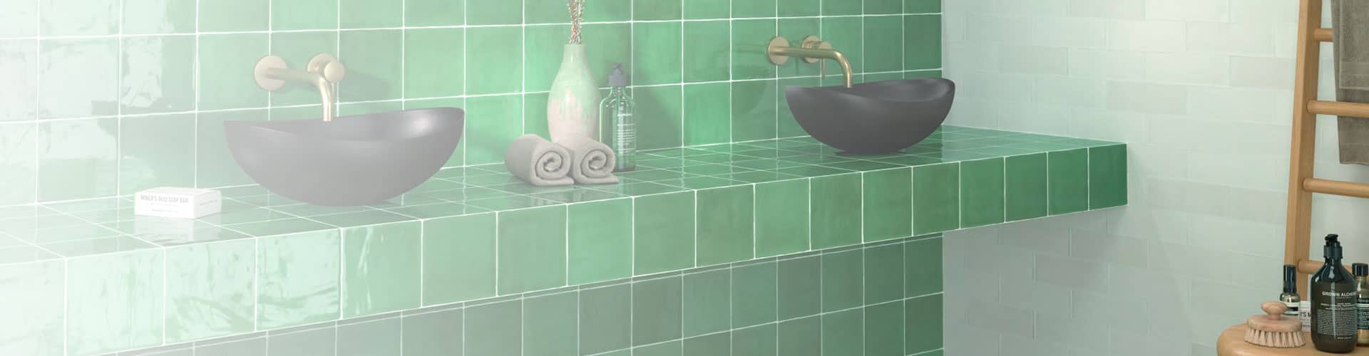 Baño completo con azulejo baño verde